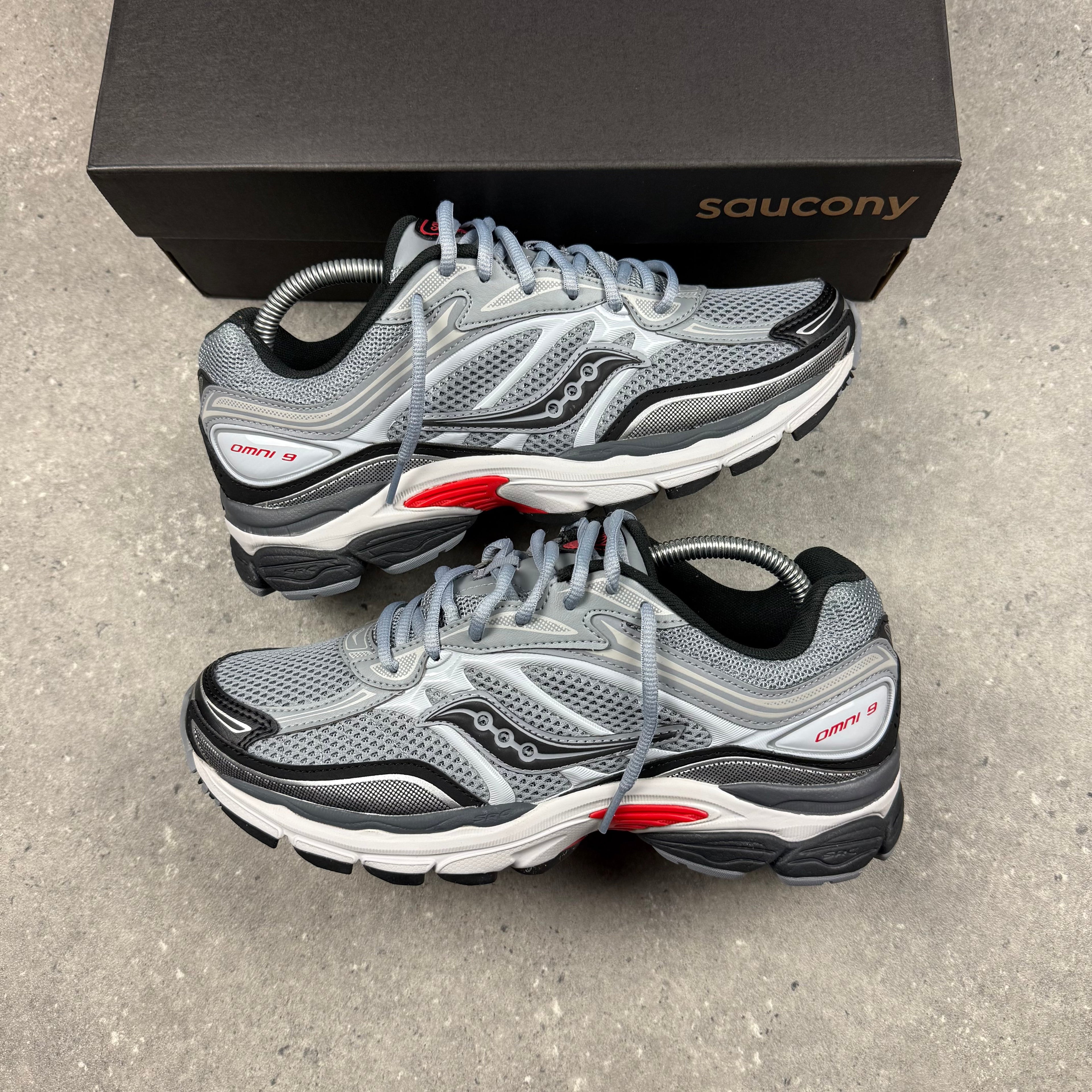 SAUCONY OMNI PRO GRID 9 - GREY/RED
