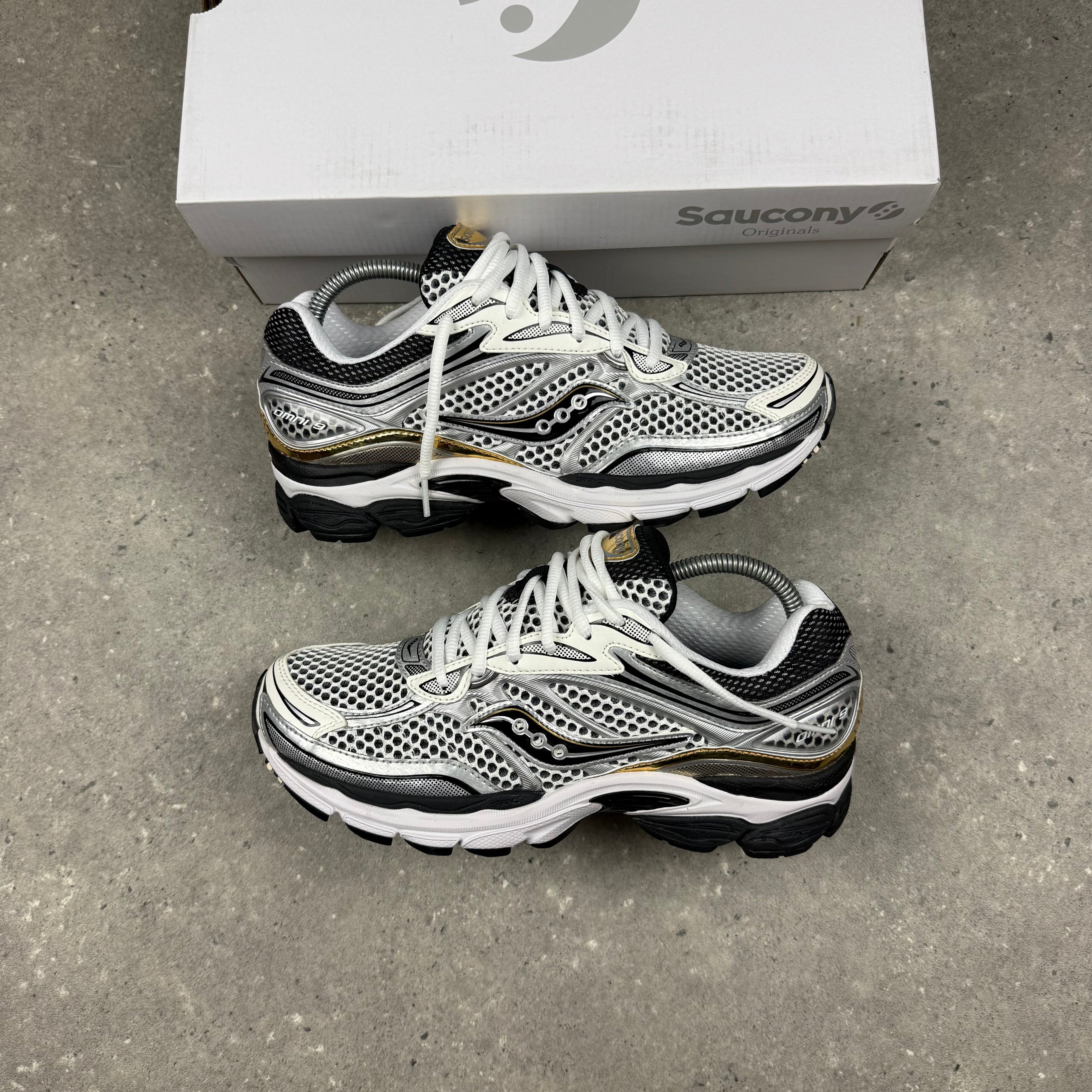 SAUCONY OMNI PRO GRID 9 - SILVER/GOLD