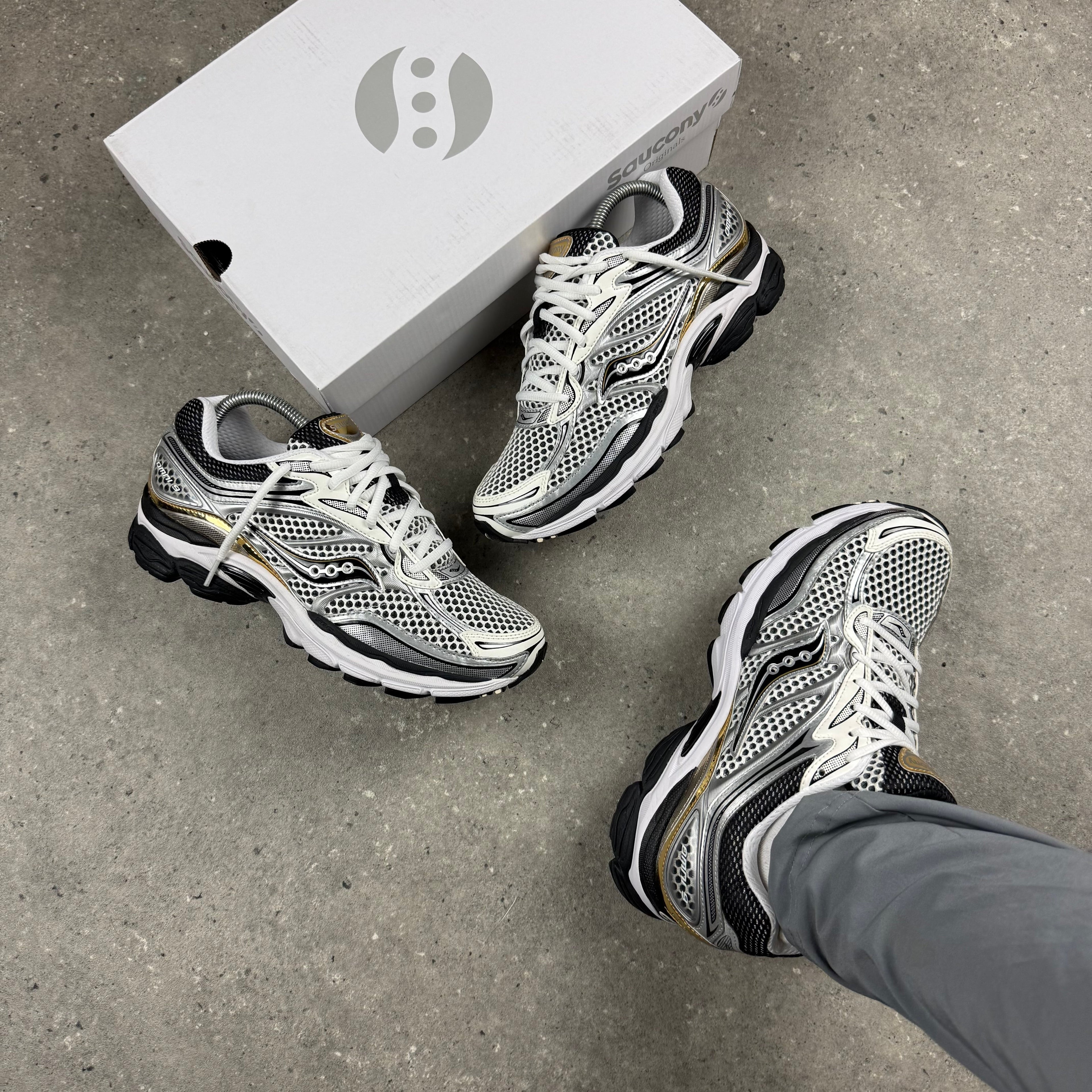 SAUCONY OMNI PRO GRID 9 - SILVER/GOLD